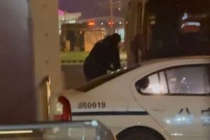 终于来了！詹姆斯搭乘包机已落地上海虹桥机场 球迷热情接机