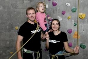 图片报:纳格尔斯曼与女友携手病童参加活动,为慈善项目进行宣传